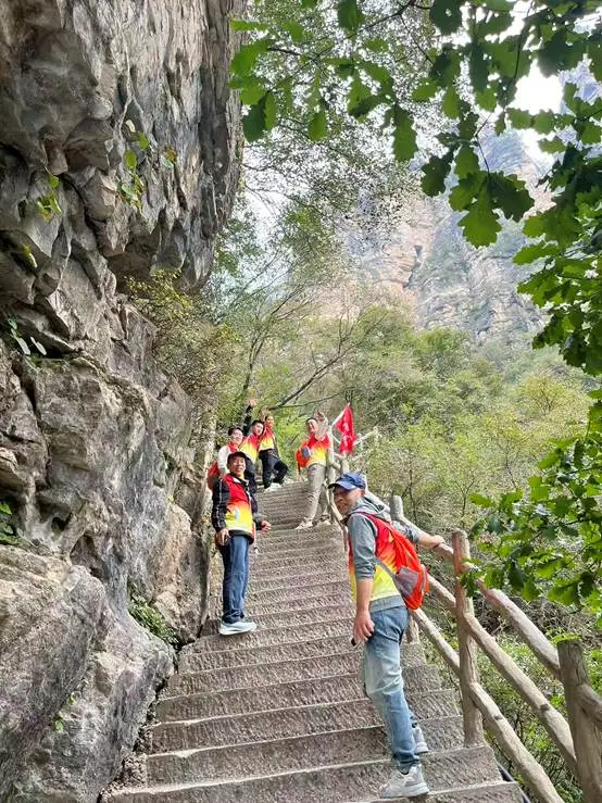 人走在树林间的小路上

AI 生成的内容可能不正确。