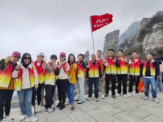 一群人站在一起合影

AI 生成的内容可能不正确。